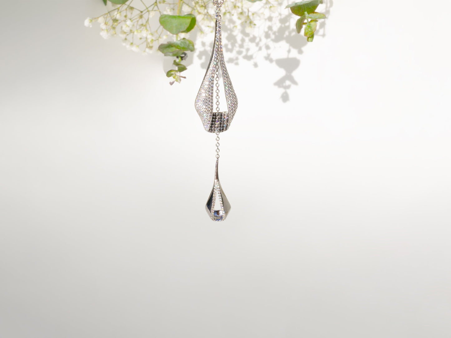 Damenkette mit imposantem Anhänger in Sterlingsilber (925) voll mit Zirkon facettiert