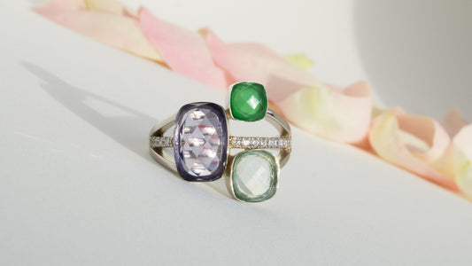 Helia Statement-Ring mit grünem Stein und farbiger Zirkonia – Detail