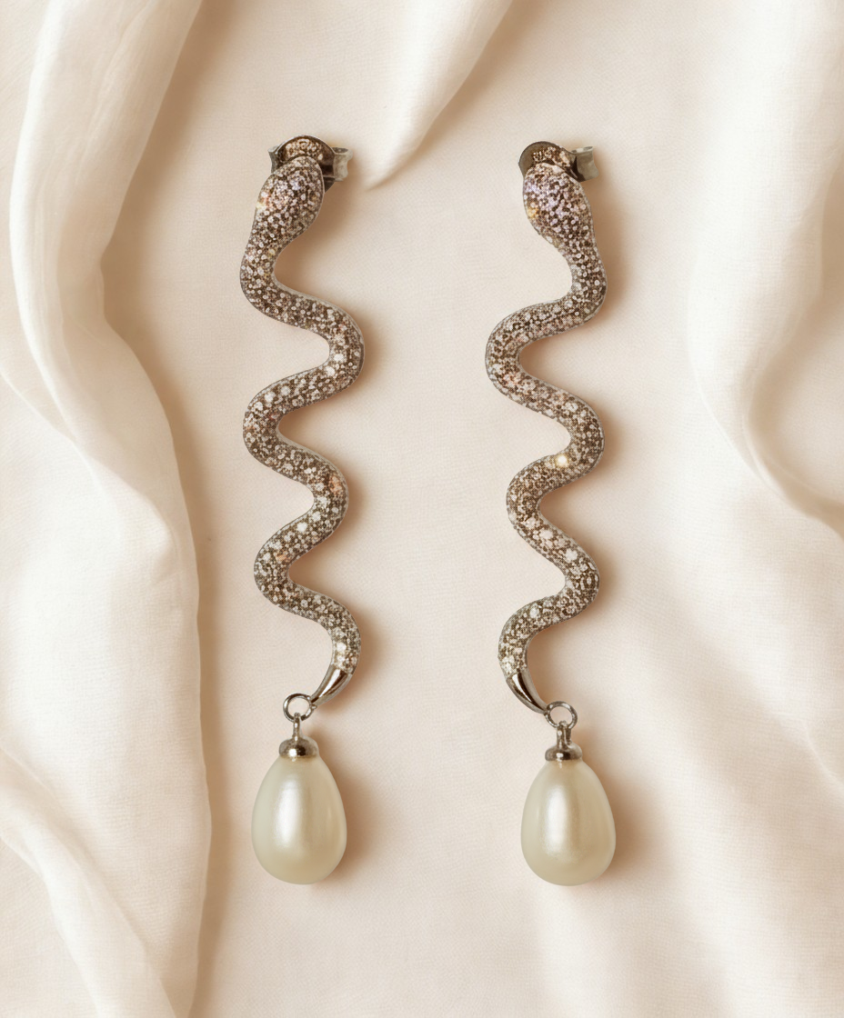 MINERVA Ohrringe aus 925 Sterling Silber – Schlangen Ohrringe mit weißen Perlen & Zirkonia | NM White Kollektion