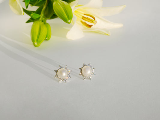 Lucia Set – Halskette & Ohrstecker mit Süßwasserperle & Zirkon