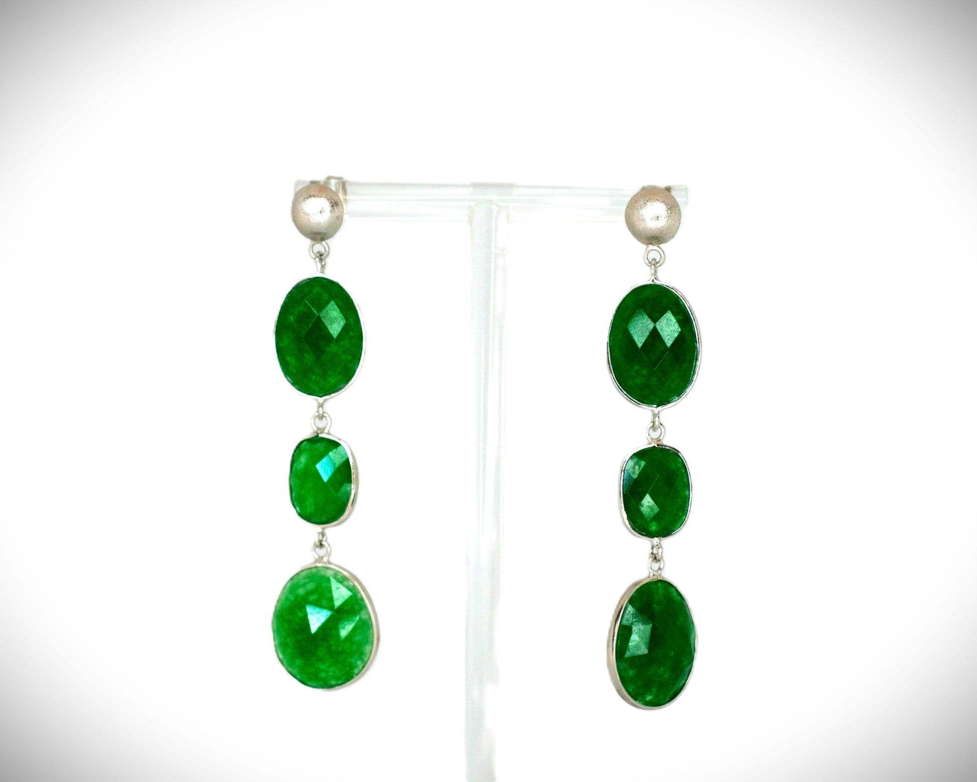 Elegante Ohrstecker in Silber(925) mit syn. Jade tief Grün