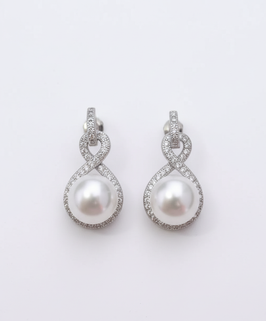 Lumina – Süßwasserperlen Ohrstecker mit unendlichem Zirkon