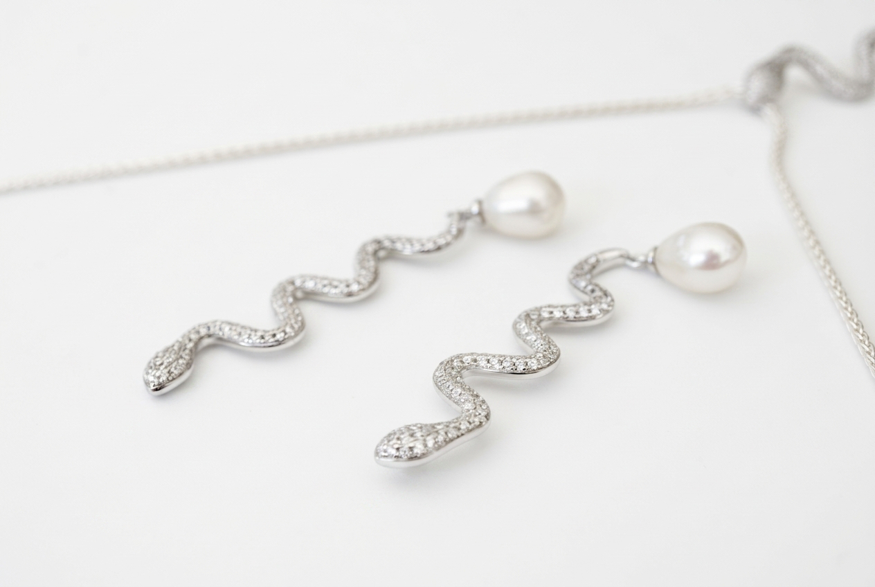 MINERVA Ohrringe aus 925 Sterling Silber – Schlangen Ohrringe mit weißen Perlen & Zirkonia | NM White Kollektion