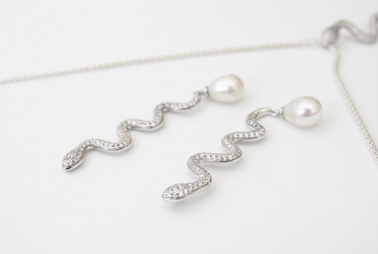 MINERVA Ohrringe aus 925 Sterling Silber – Schlangen Ohrringe mit weißen Perlen & Zirkonia | NM White Kollektion